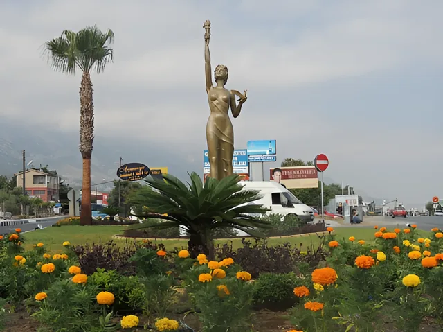 Alsancak Kent Merkezi Giriş Heykeli